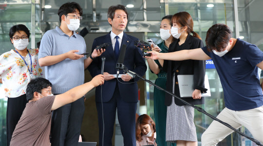 이인영 통일부 장관 후보자가 21일 서울 종로구 남북회담 본부에서 열린 약식 기자회견을 열고 취재진의 질문에 답하고 있다. 연합뉴스